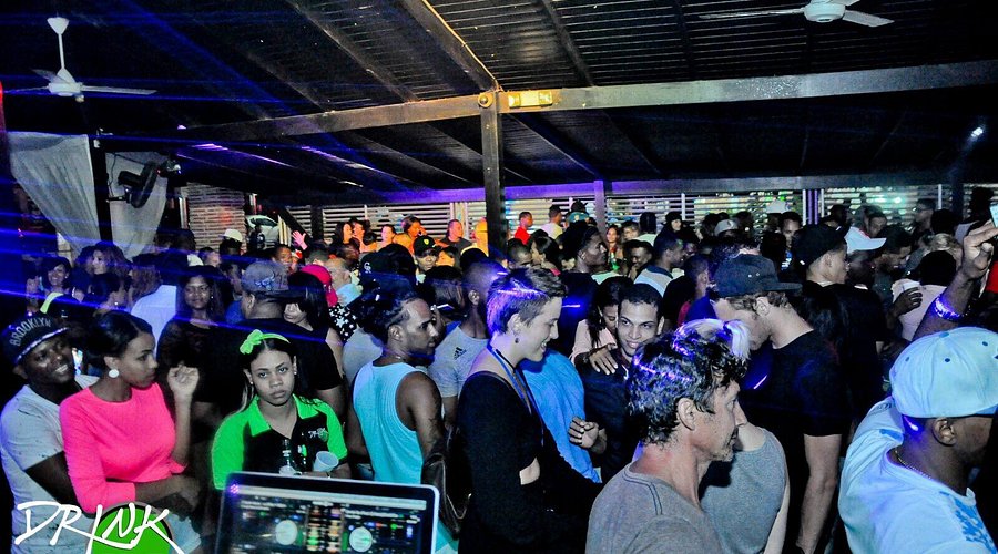 Drink Point Bavaro daytime vibe